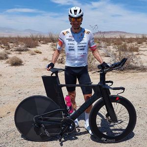 Kurt Matzler posiert vor seinem Rennrad in Wüste