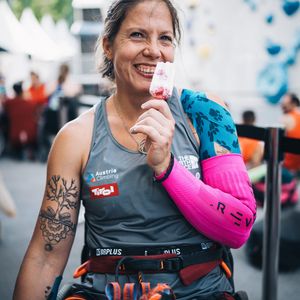 Jasmin Plank mit Eis in der Hand posierend
